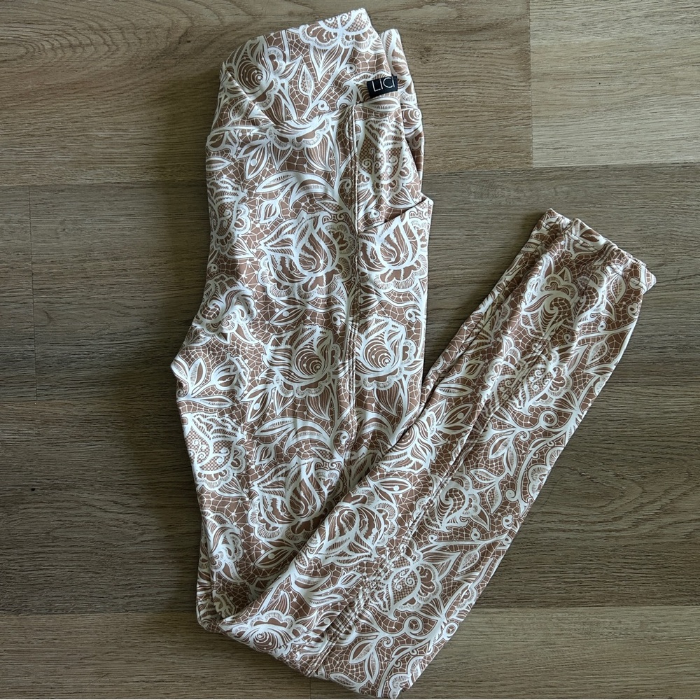 LICIFIT CAPRI V-CUT SCRUNCH LEGGING